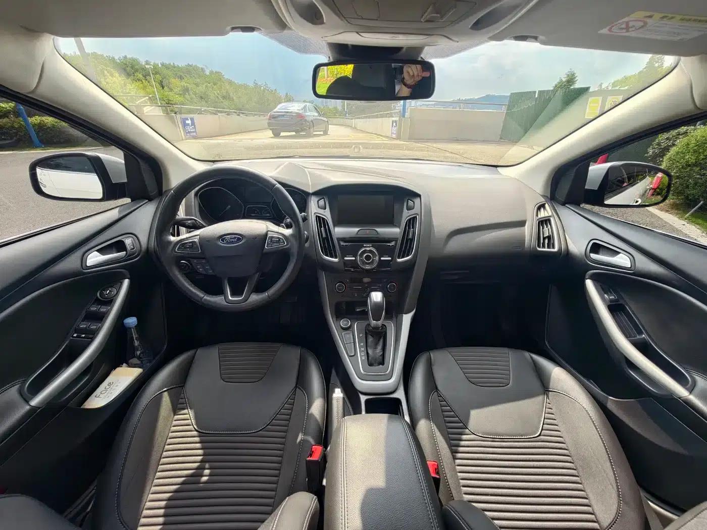 2017 Ford Focus Hatchback EcoBoost 180 Automatic Sport — миниатюра 5