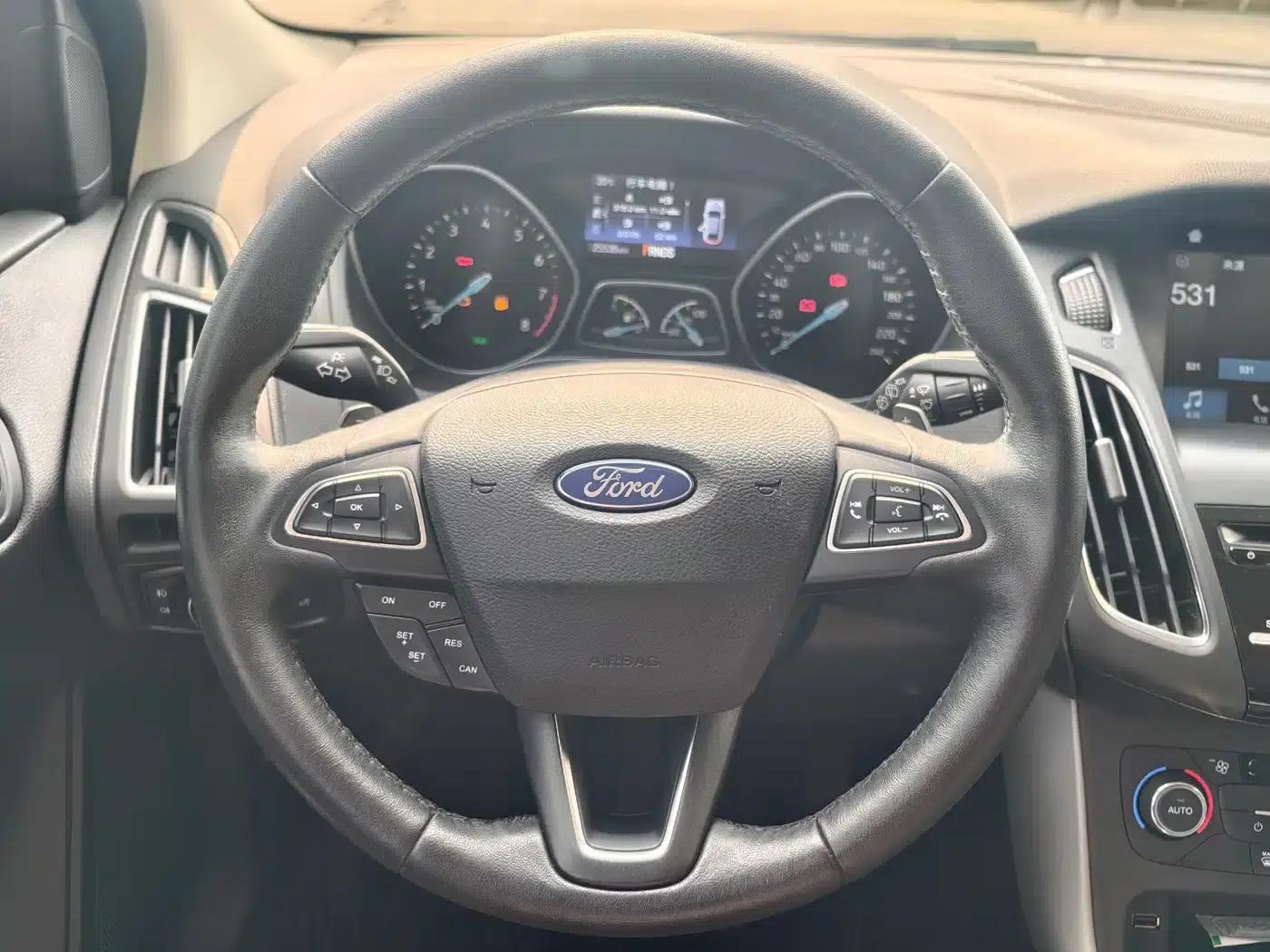 2017 Ford Focus Hatchback EcoBoost 180 Automatic Sport — миниатюра 6