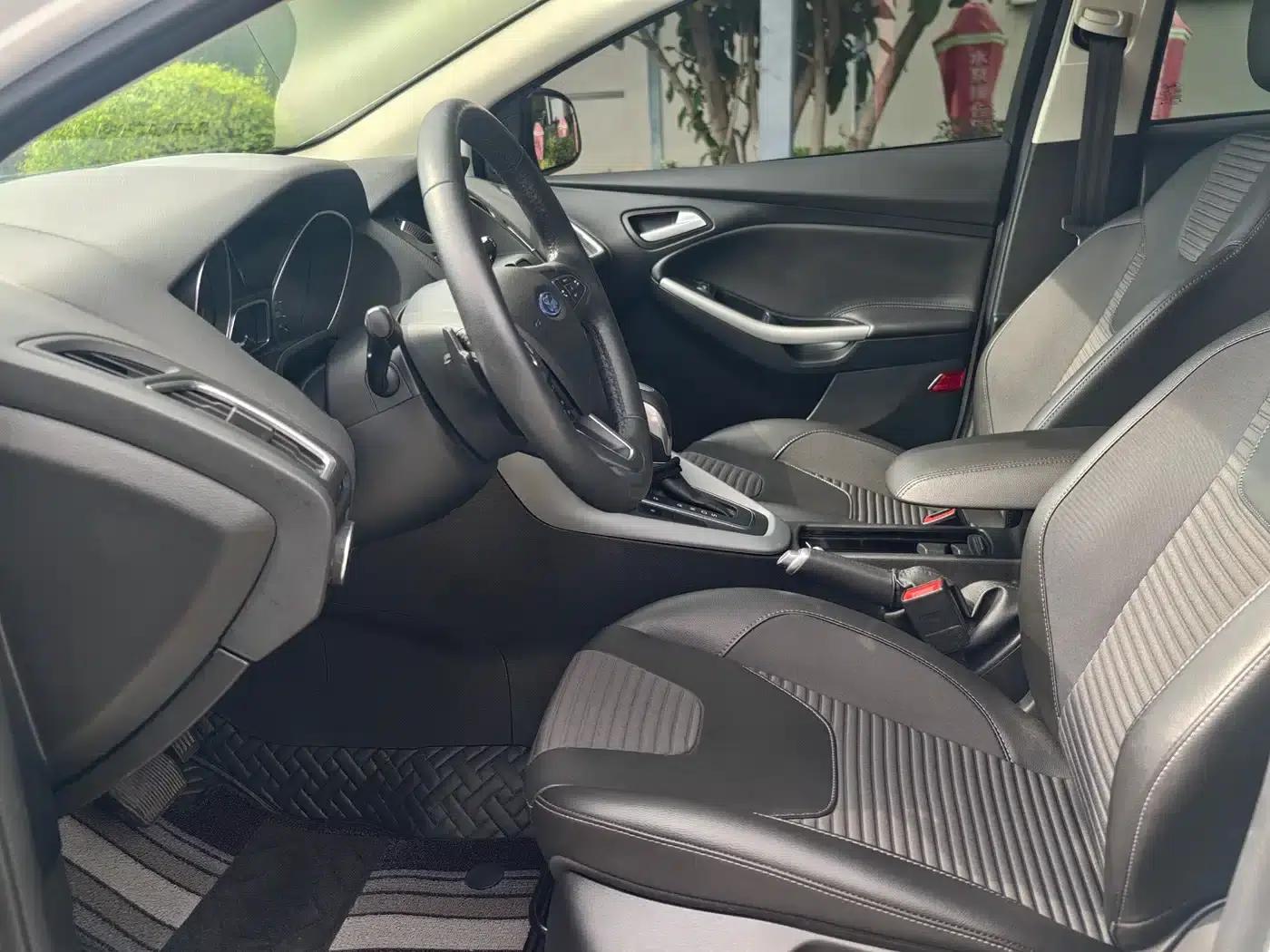 2017 Ford Focus Hatchback EcoBoost 180 Automatic Sport — миниатюра 9