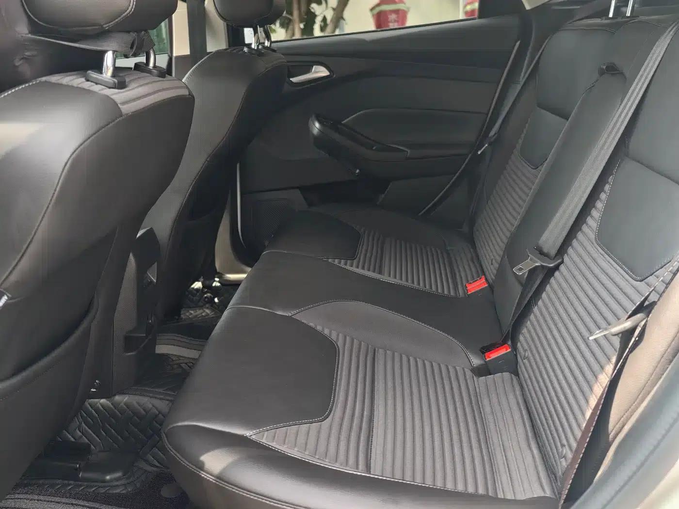 2017 Ford Focus Hatchback EcoBoost 180 Automatic Sport — миниатюра 10