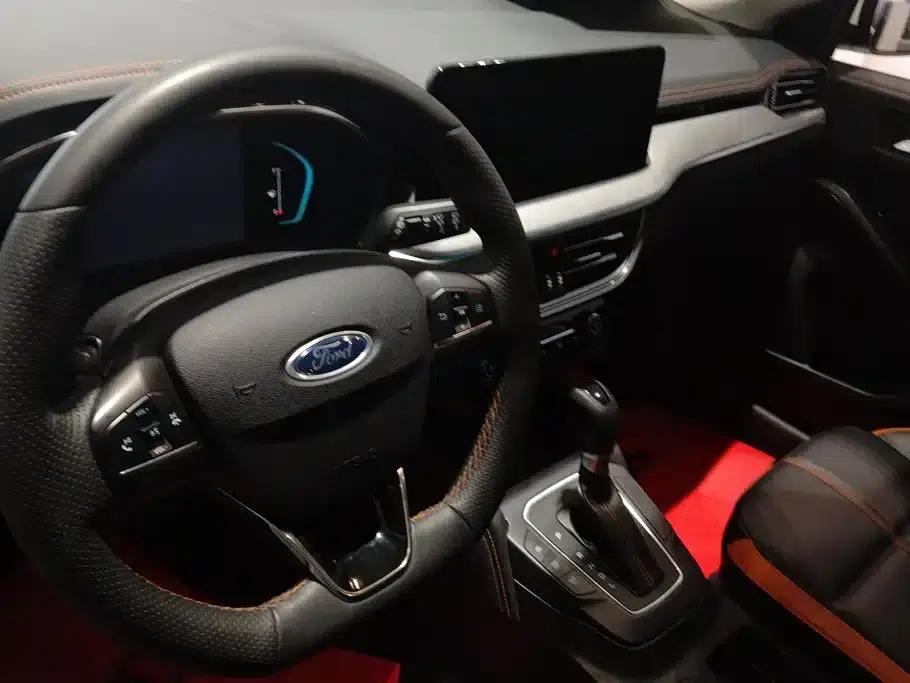 2022 Ford Focus Sedan EcoBoost 180 Automatic Racing Edition — миниатюра 12