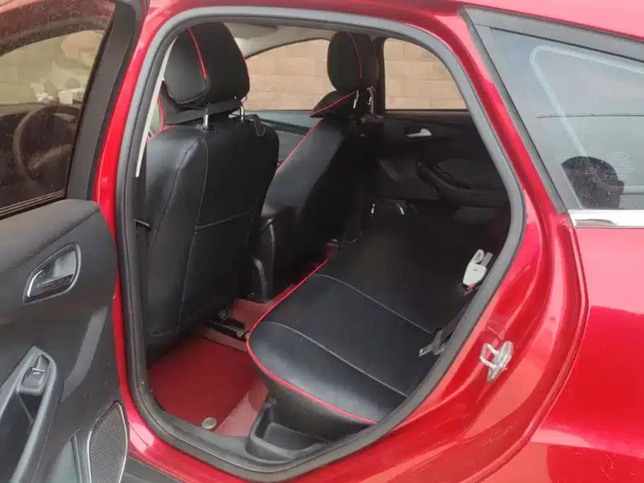 Ford Focus 2012 Hatchback 1.6L Automatic Comfort — миниатюра 11
