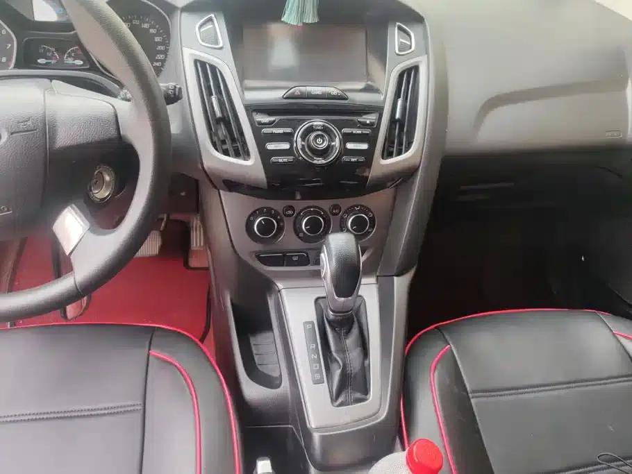 Ford Focus 2012 Hatchback 1.6L Automatic Comfort — миниатюра 13