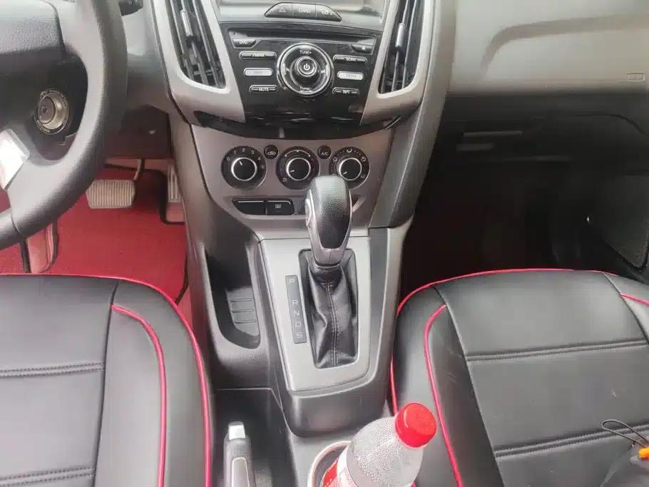 Ford Focus 2012 Hatchback 1.6L Automatic Comfort — миниатюра 16