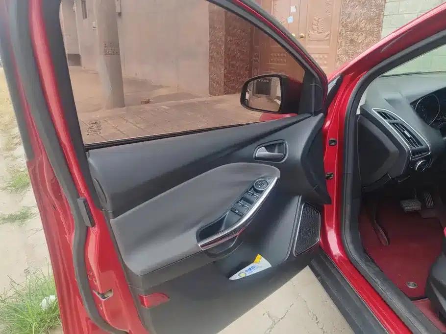 Ford Focus 2012 Hatchback 1.6L Automatic Comfort — миниатюра 7