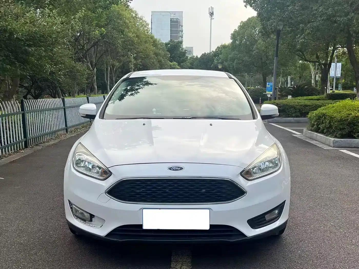 Ford Focus 2017 Hatchback 1.6L Automatic Comfort Smart Edition — миниатюра 2