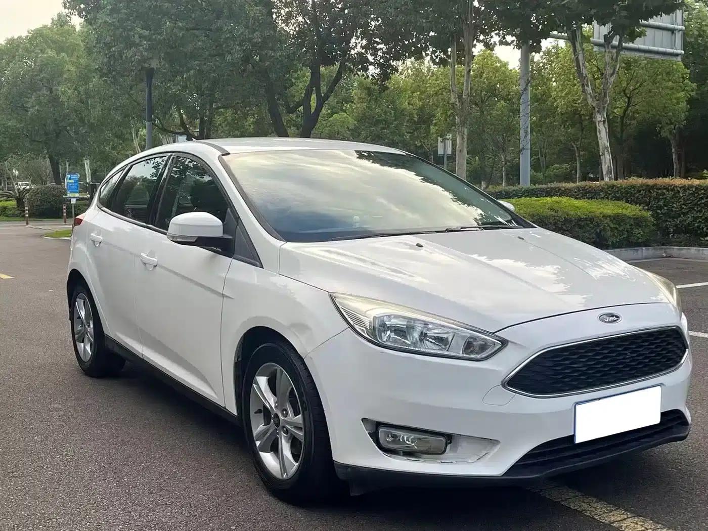 Ford Focus 2017 Hatchback 1.6L Automatic Comfort Smart Edition — миниатюра 3