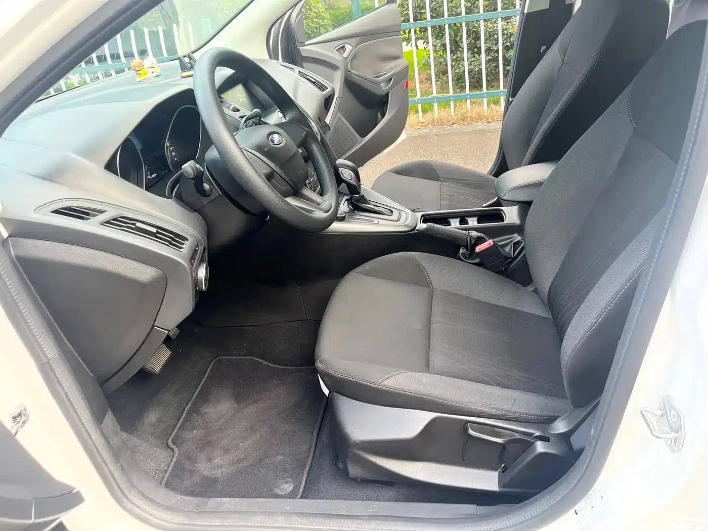Ford Focus 2017 Hatchback 1.6L Automatic Comfort Smart Edition — миниатюра 5