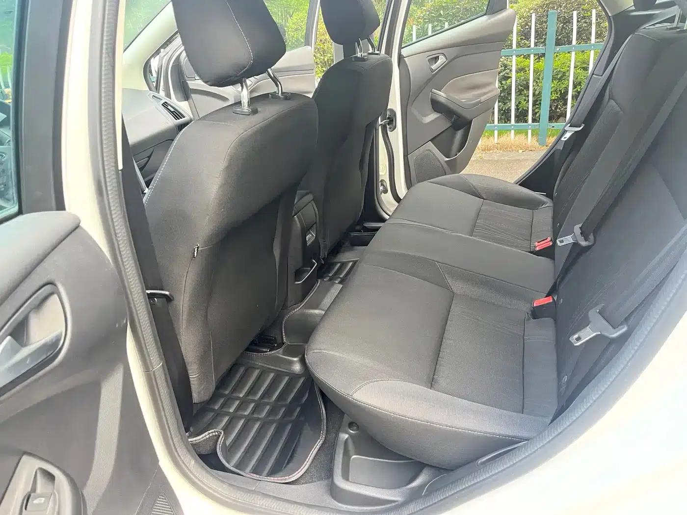 Ford Focus 2017 Hatchback 1.6L Automatic Comfort Smart Edition — миниатюра 6
