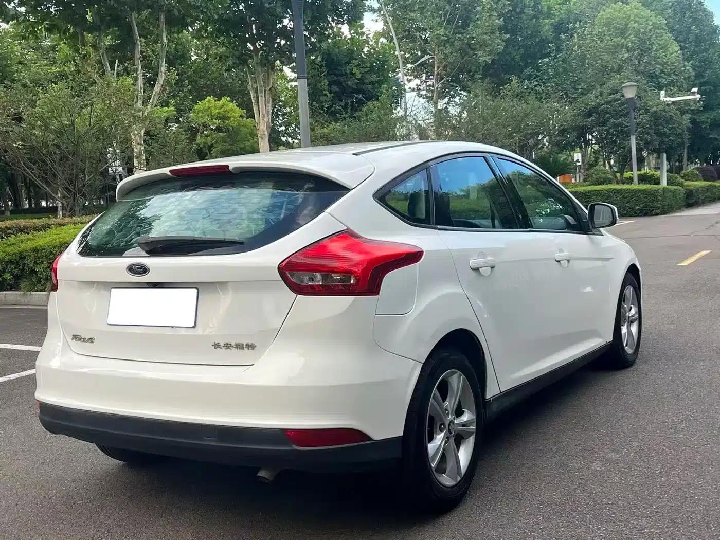 Ford Focus 2017 Hatchback 1.6L Automatic Comfort Smart Edition — миниатюра 7