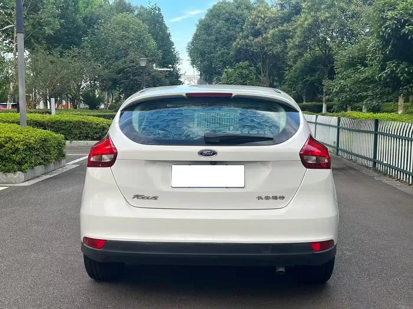 Ford Focus 2017 Hatchback 1.6L Automatic Comfort Smart Edition — миниатюра 8