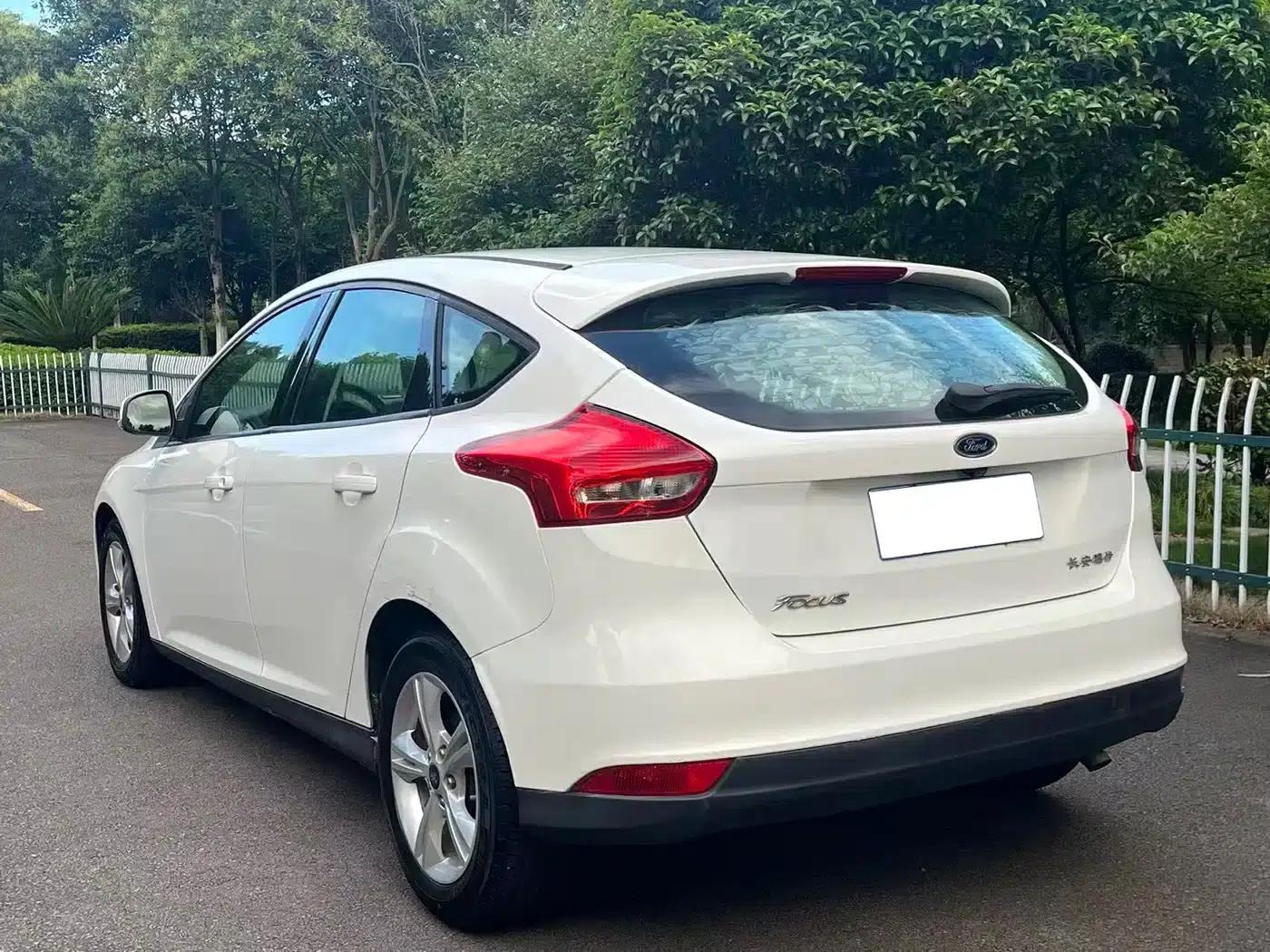 Ford Focus 2017 Hatchback 1.6L Automatic Comfort Smart Edition — миниатюра 9