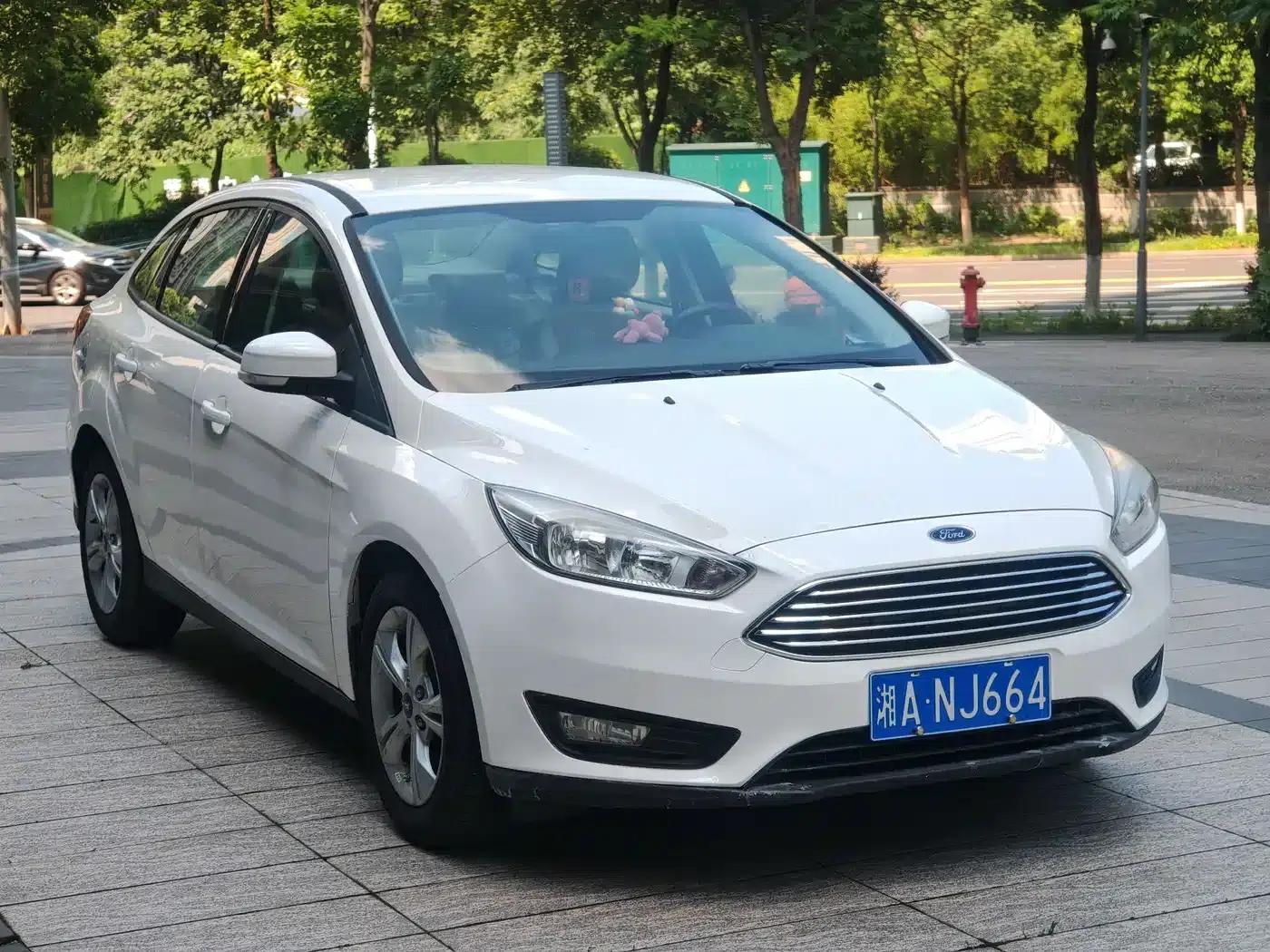 Ford Focus 2017 Sedan 1.6L Manual Comfort Smart Edition — миниатюра 3