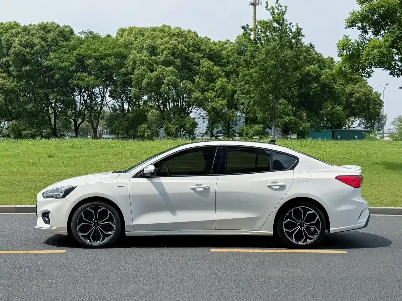 2021 Ford Focus Sedan EcoBoost 180 Automatic ST Line — миниатюра 4