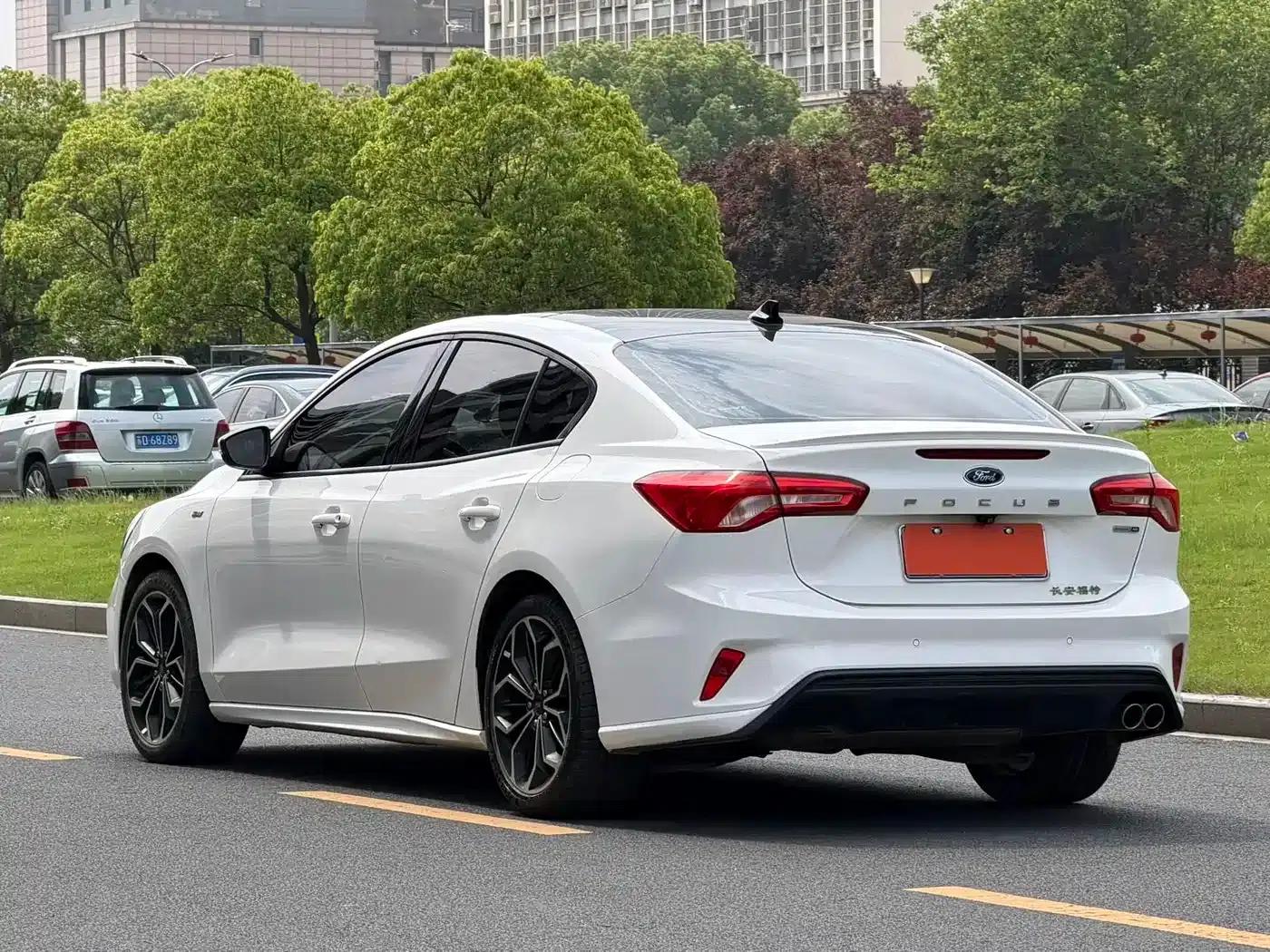 2021 Ford Focus Sedan EcoBoost 180 Automatic ST Line — миниатюра 5