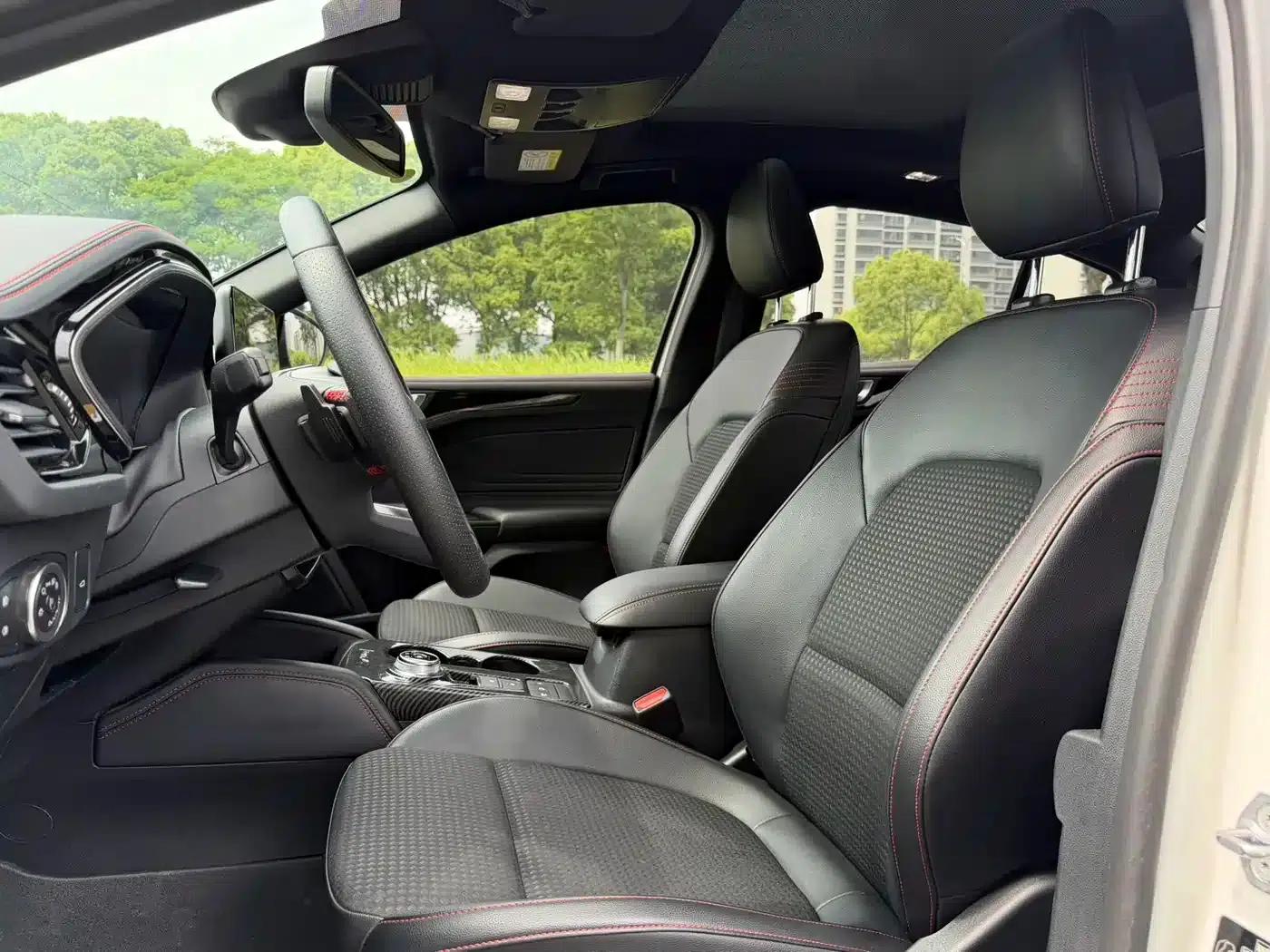 2021 Ford Focus Sedan EcoBoost 180 Automatic ST Line — миниатюра 9