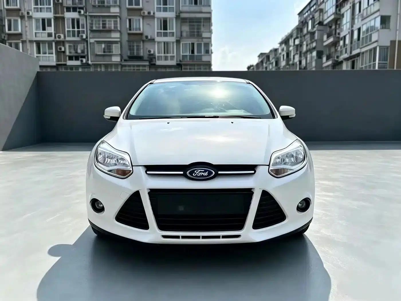 Ford Focus 2012 Hatchback 1.6L Automatic Comfort — миниатюра 2