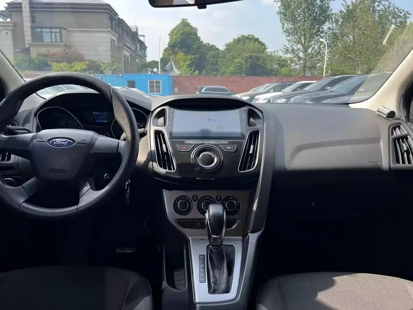 Ford Focus 2012 Hatchback 1.6L Automatic Comfort — миниатюра 11