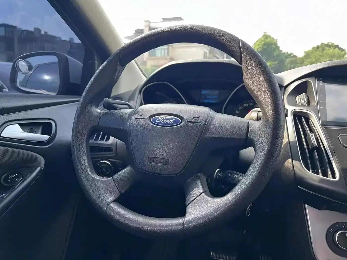Ford Focus 2012 Hatchback 1.6L Automatic Comfort — миниатюра 12