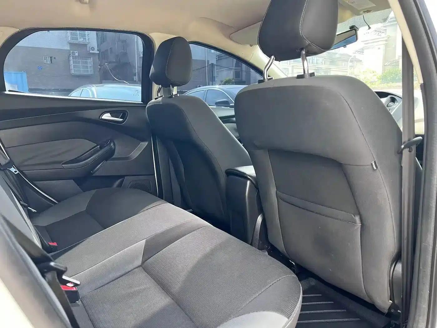 Ford Focus 2012 Hatchback 1.6L Automatic Comfort — миниатюра 15