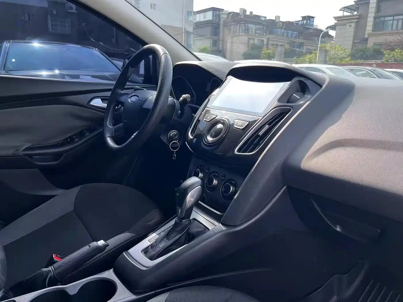 Ford Focus 2012 Hatchback 1.6L Automatic Comfort — миниатюра 16