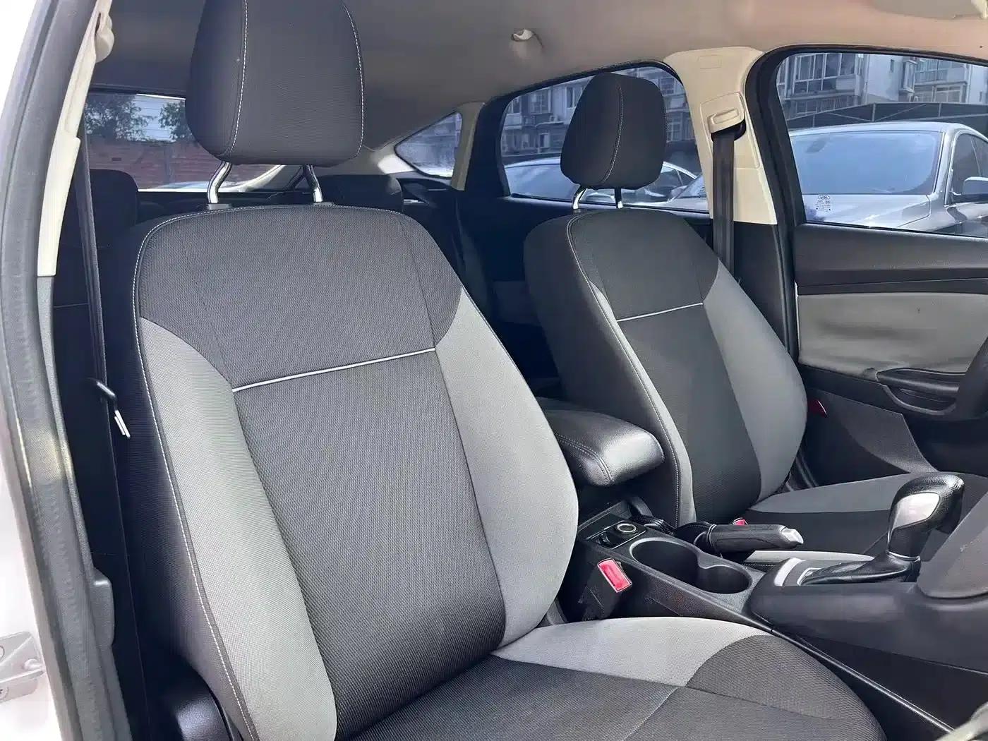 Ford Focus 2012 Hatchback 1.6L Automatic Comfort — миниатюра 17