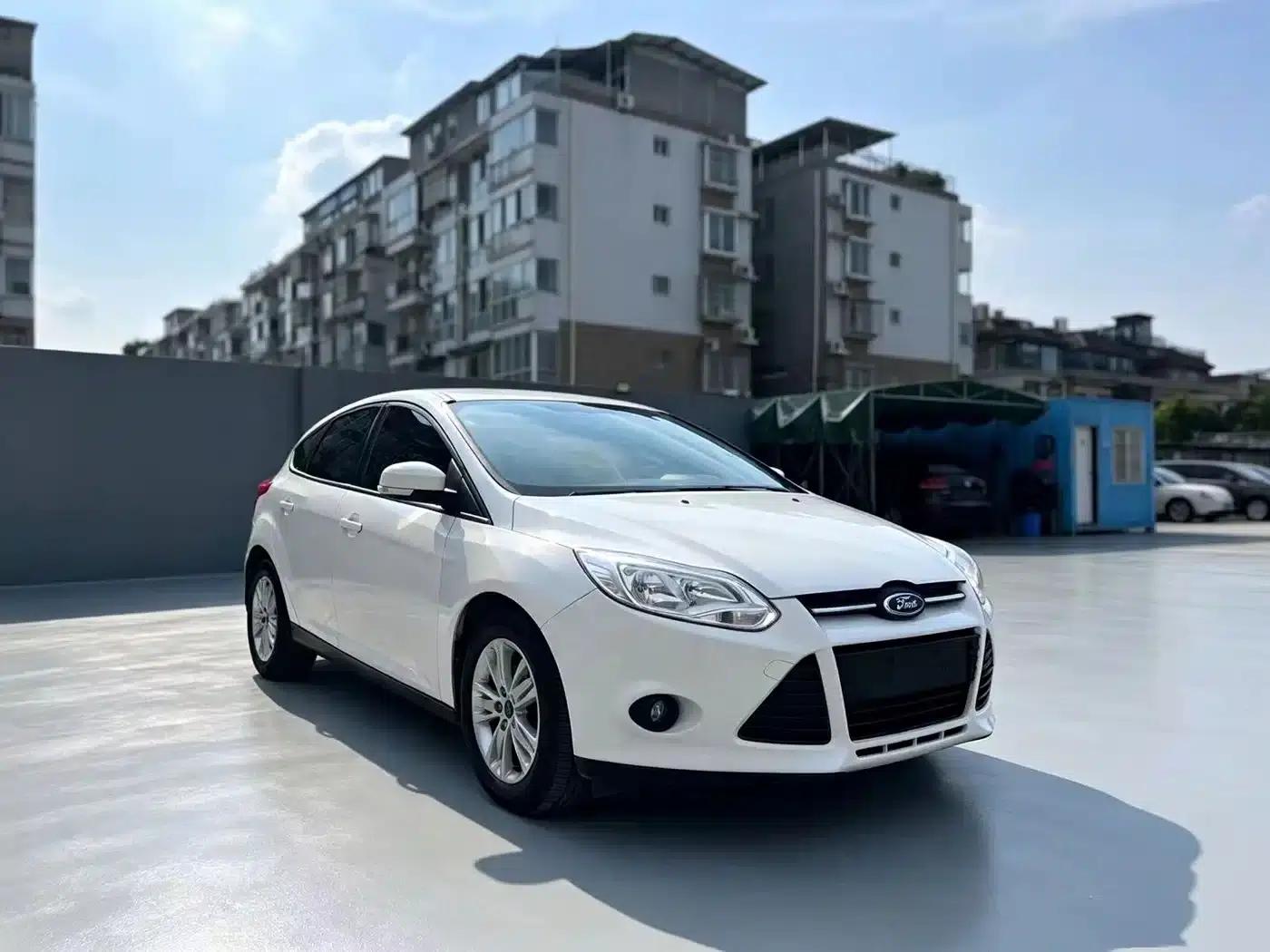 Ford Focus 2012 Hatchback 1.6L Automatic Comfort — миниатюра 3