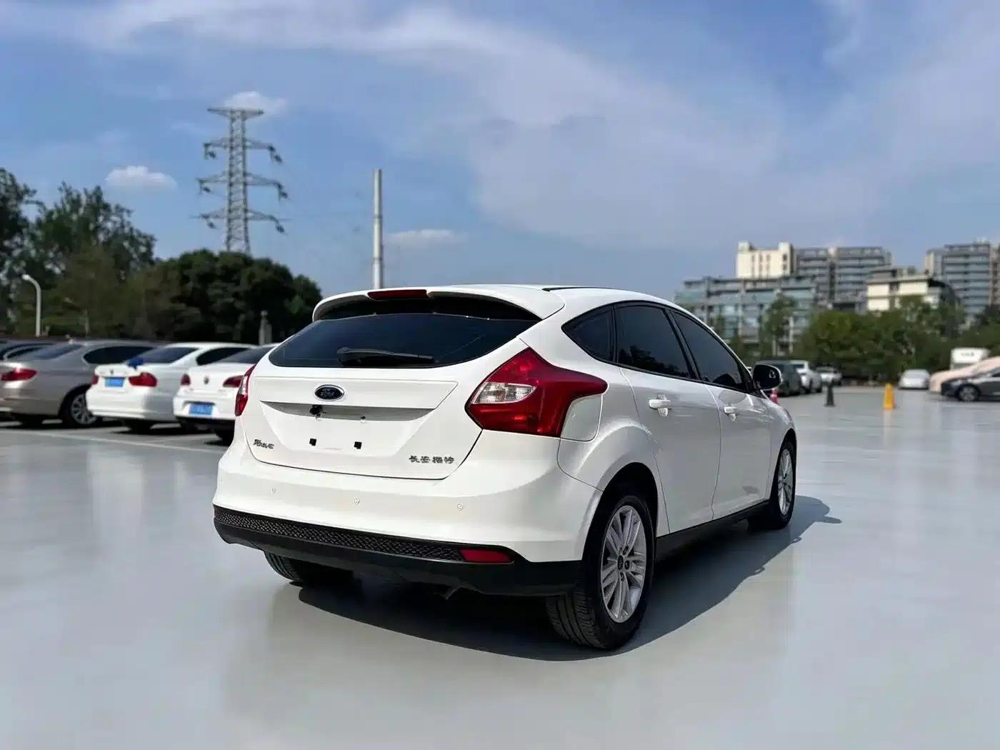 Ford Focus 2012 Hatchback 1.6L Automatic Comfort — миниатюра 4