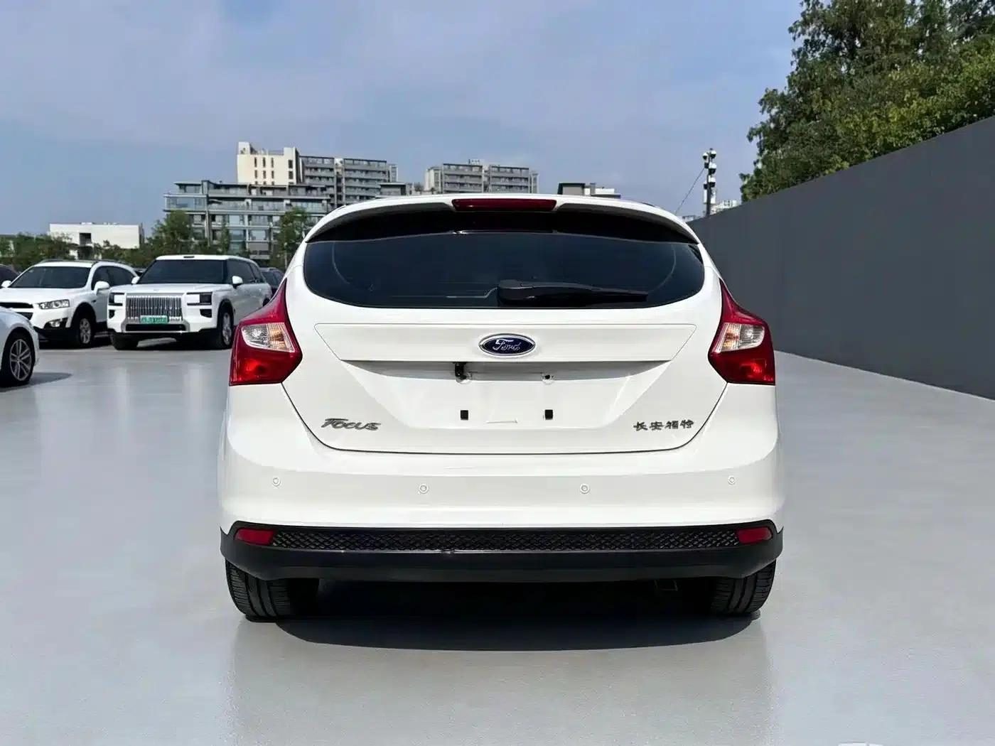 Ford Focus 2012 Hatchback 1.6L Automatic Comfort — миниатюра 5