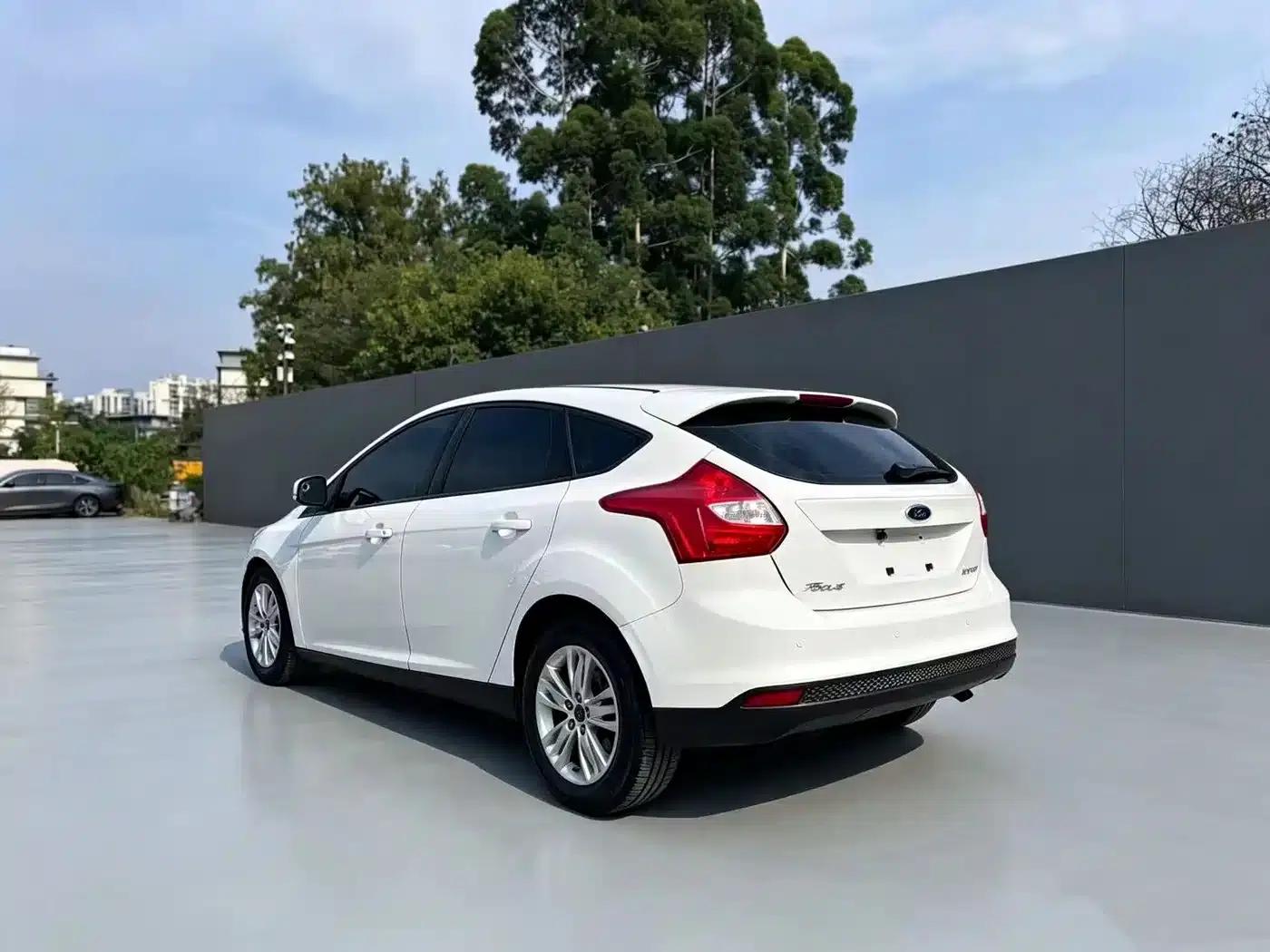 Ford Focus 2012 Hatchback 1.6L Automatic Comfort — миниатюра 6