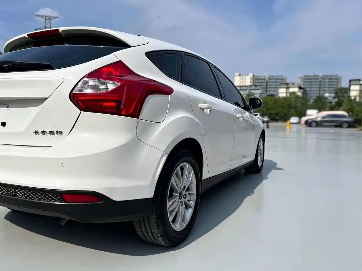 Ford Focus 2012 Hatchback 1.6L Automatic Comfort — миниатюра 8