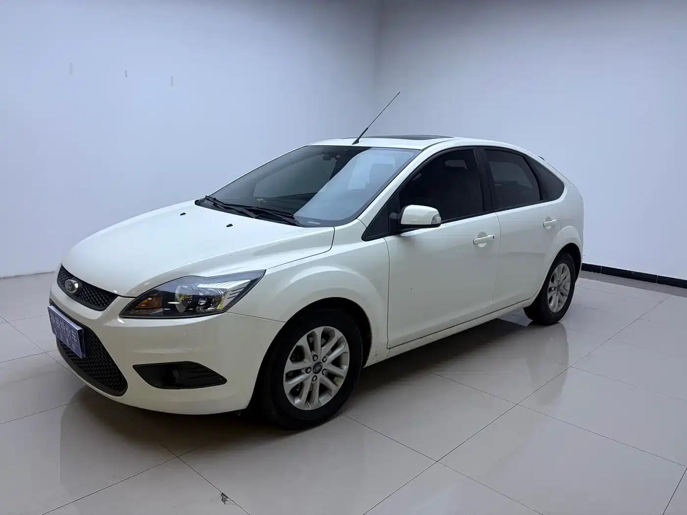 Ford Focus 2013 Hatchback Classic 1.8L Automatic Millionth Anniversary Edition — миниатюра 1