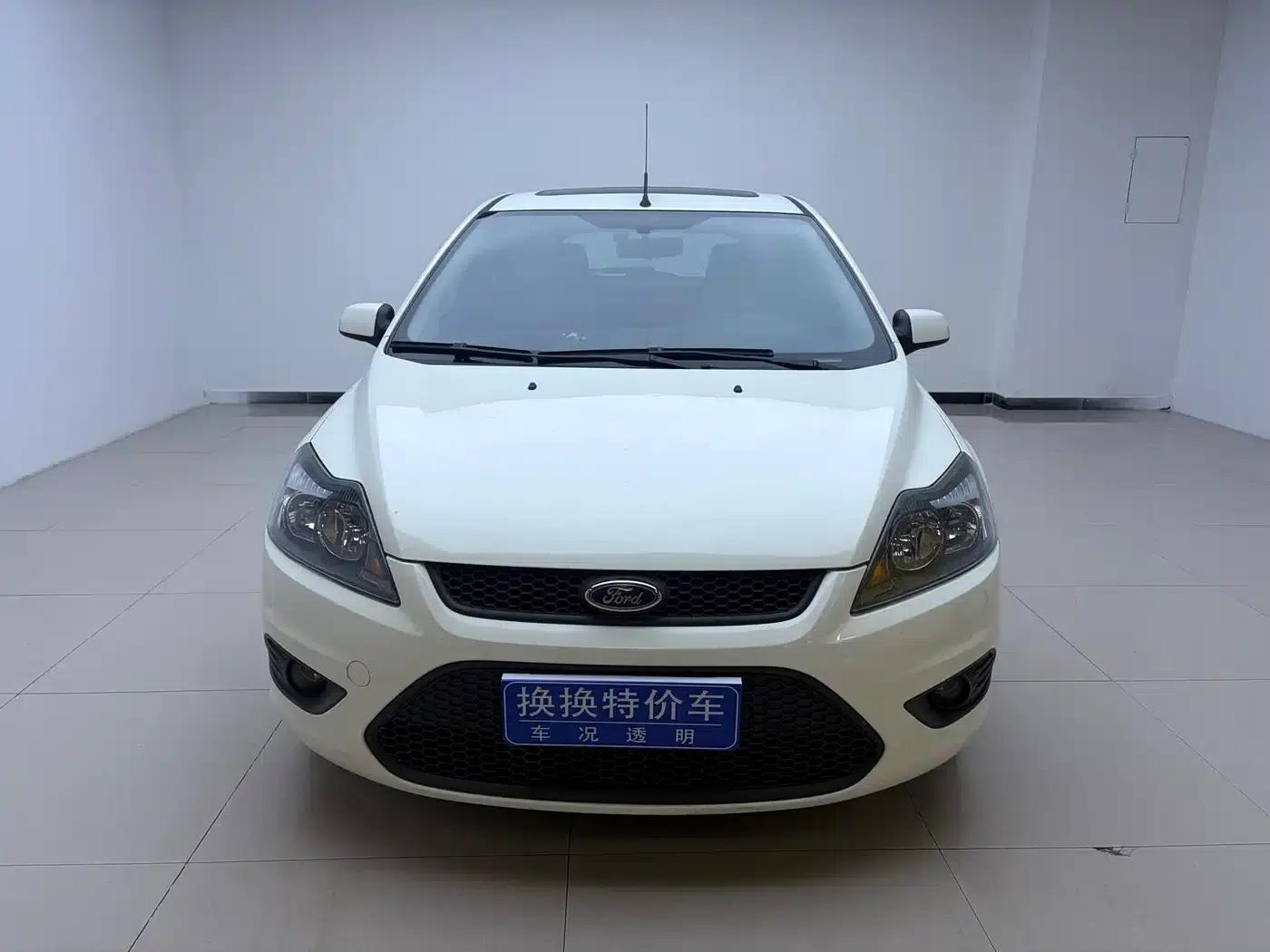 Ford Focus 2013 Hatchback Classic 1.8L Automatic Millionth Anniversary Edition — миниатюра 2