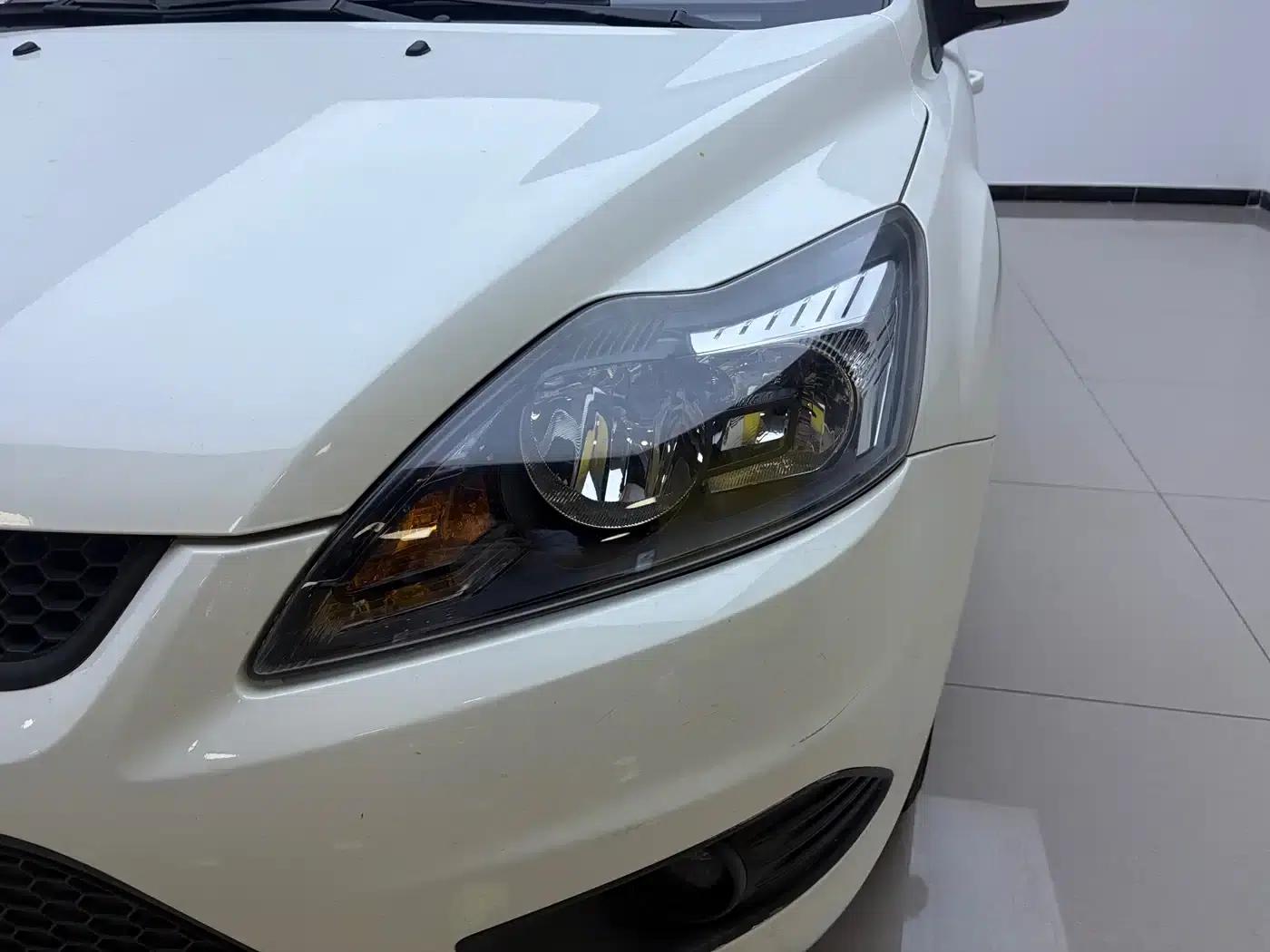 Ford Focus 2013 Hatchback Classic 1.8L Automatic Millionth Anniversary Edition — миниатюра 11
