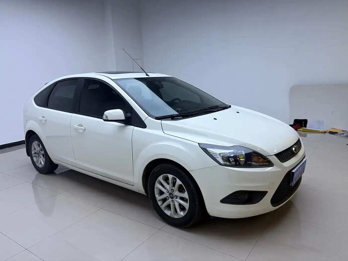 Ford Focus 2013 Hatchback Classic 1.8L Automatic Millionth Anniversary Edition — миниатюра 3