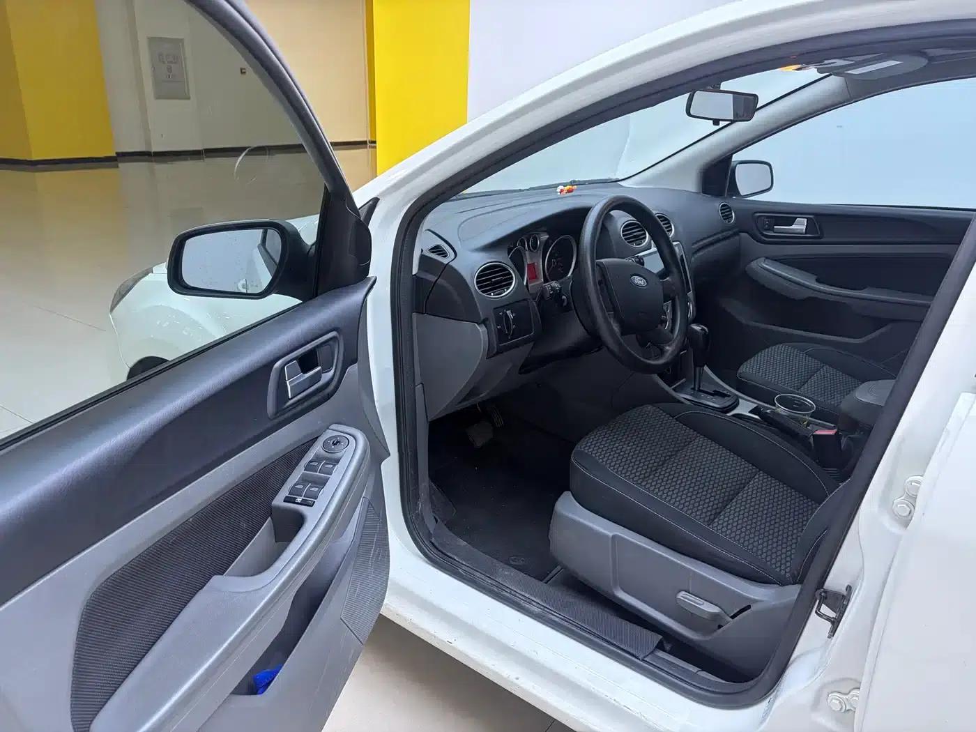 Ford Focus 2013 Hatchback Classic 1.8L Automatic Millionth Anniversary Edition — миниатюра 4