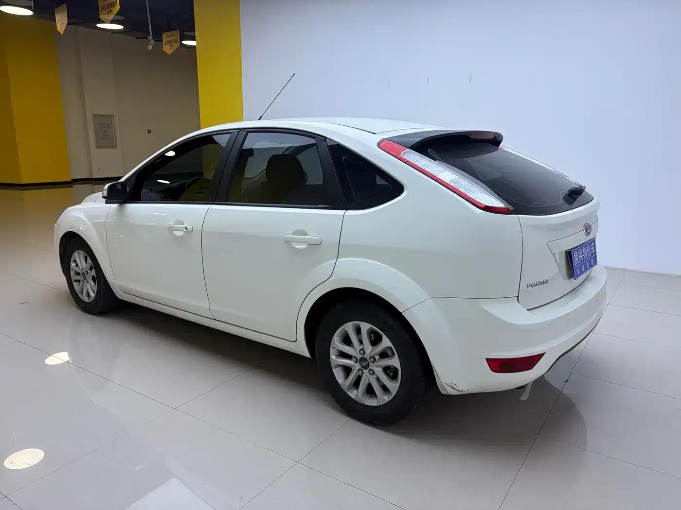 Ford Focus 2013 Hatchback Classic 1.8L Automatic Millionth Anniversary Edition — миниатюра 6