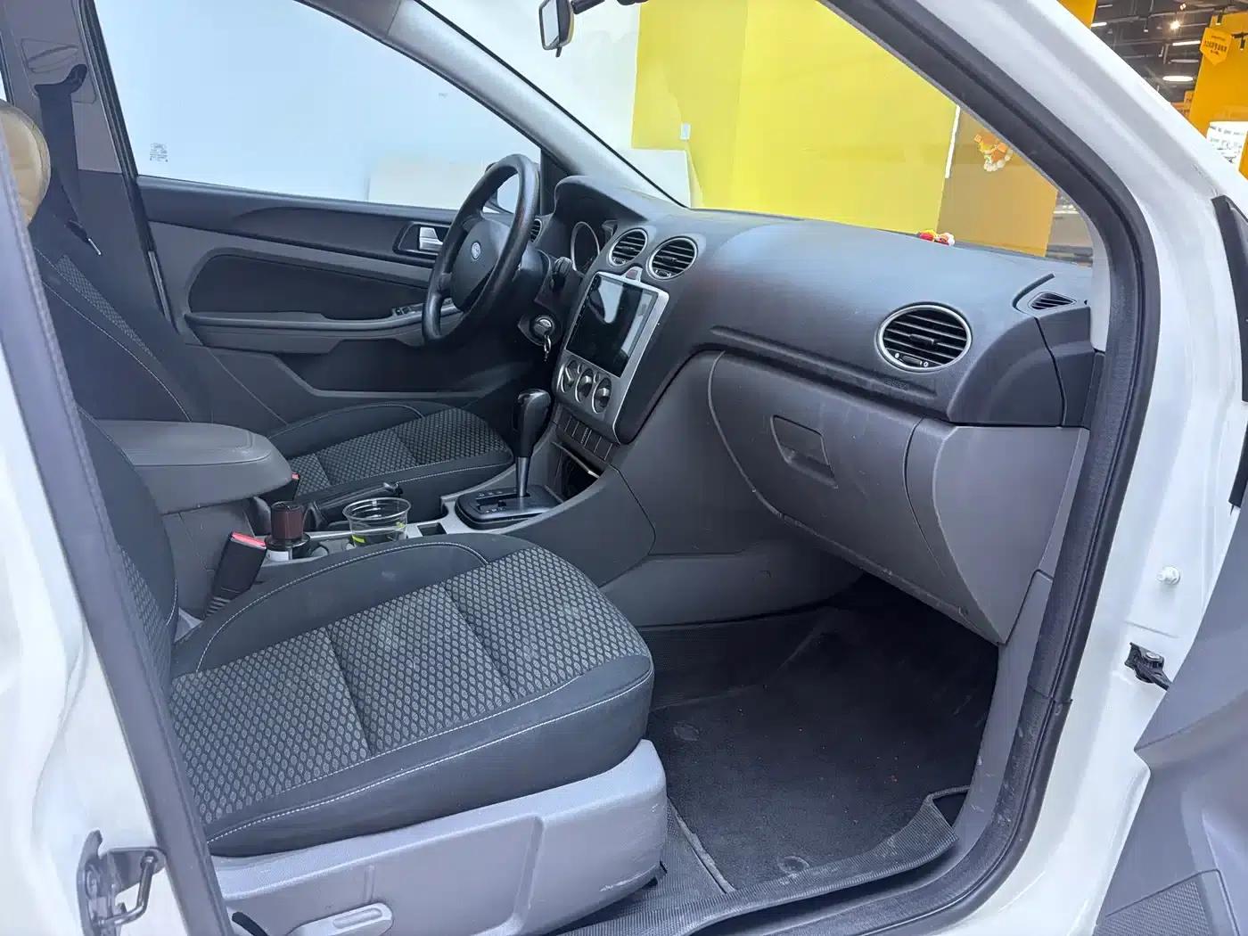 Ford Focus 2013 Hatchback Classic 1.8L Automatic Millionth Anniversary Edition — миниатюра 9