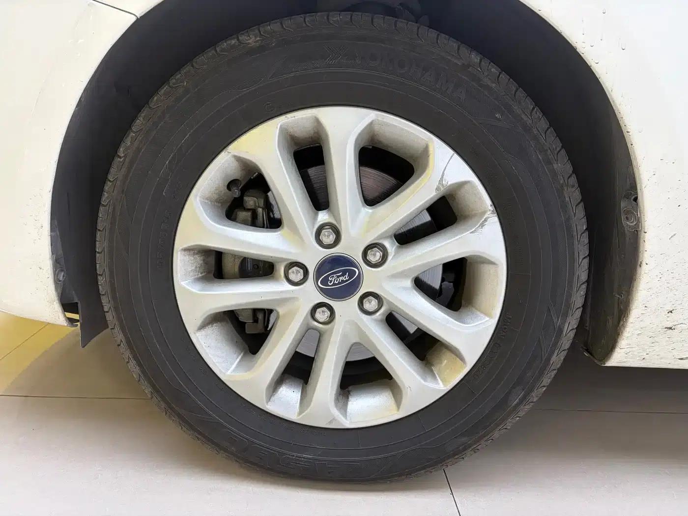 Ford Focus 2013 Hatchback Classic 1.8L Automatic Millionth Anniversary Edition — миниатюра 10