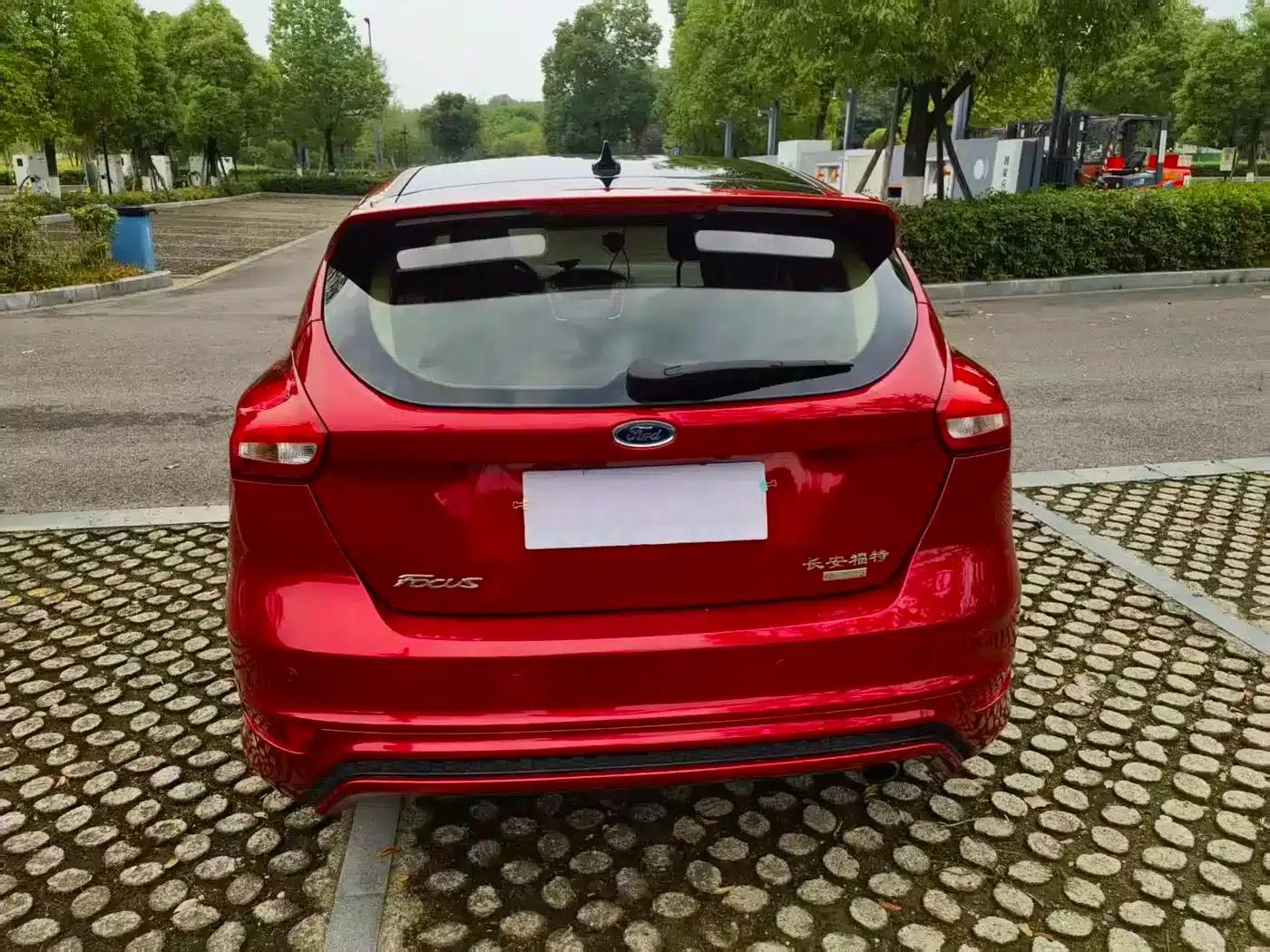 2017 Ford Focus Hatchback EcoBoost 180 Automatic Elite — миниатюра 11