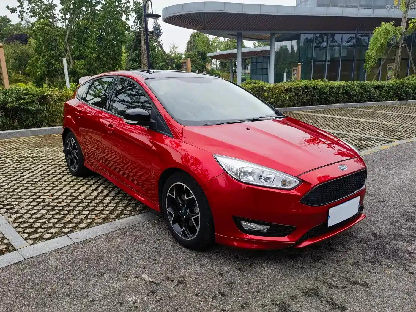 2017 Ford Focus Hatchback EcoBoost 180 Automatic Elite — миниатюра 3