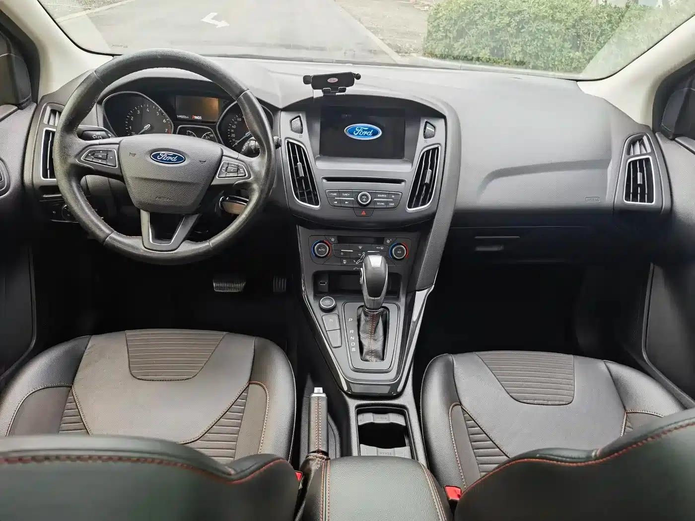 2017 Ford Focus Hatchback EcoBoost 180 Automatic Elite — миниатюра 6