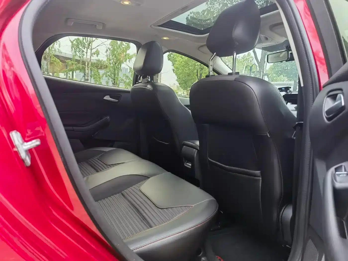 2017 Ford Focus Hatchback EcoBoost 180 Automatic Elite — миниатюра 7