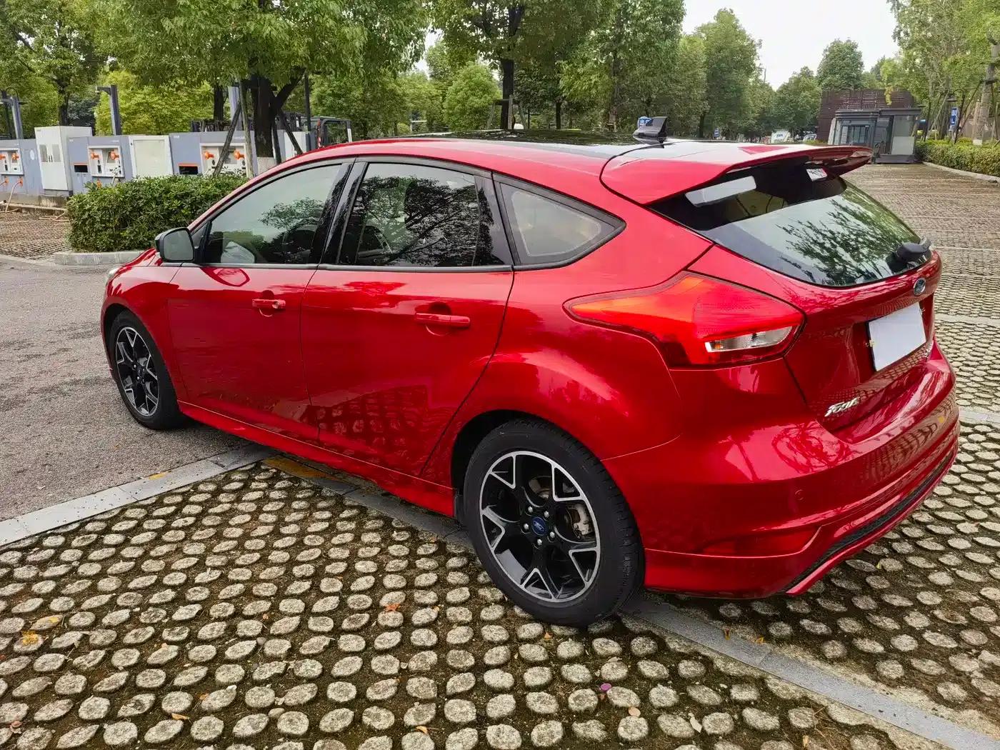 2017 Ford Focus Hatchback EcoBoost 180 Automatic Elite — миниатюра 10