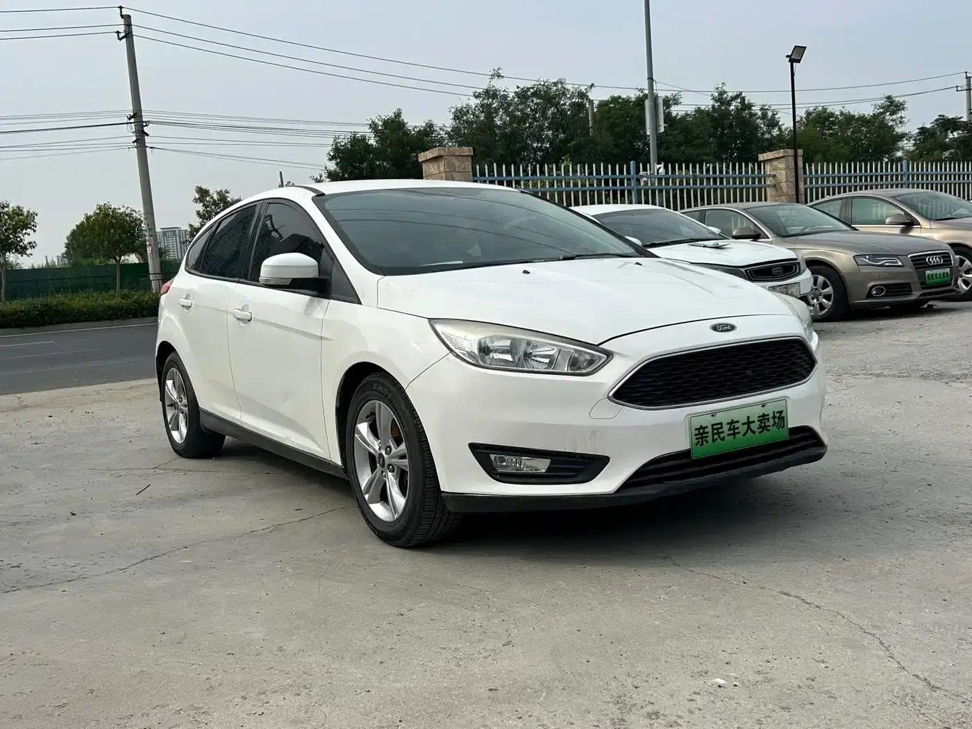 Ford Focus 2017 Hatchback 1.6L Automatic Comfort Smart Edition — миниатюра 2