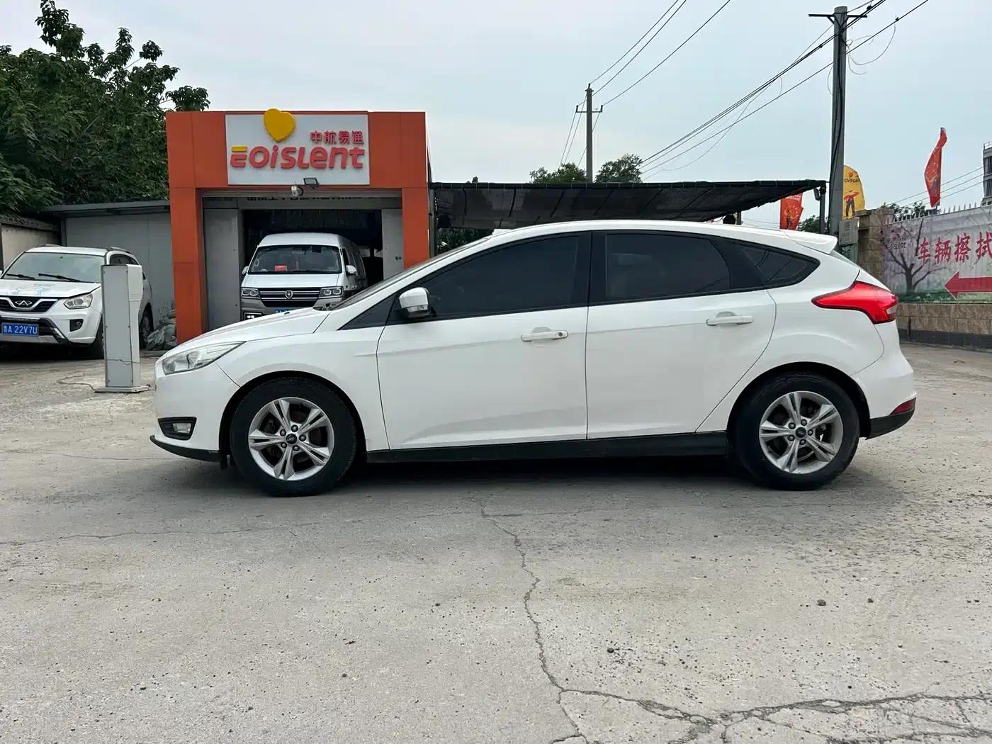 Ford Focus 2017 Hatchback 1.6L Automatic Comfort Smart Edition — миниатюра 11