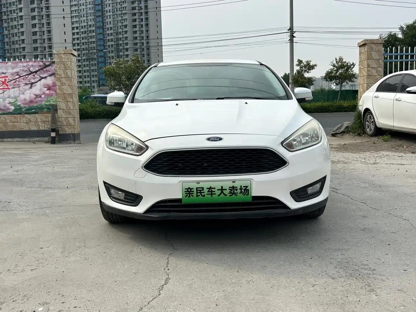 Ford Focus 2017 Hatchback 1.6L Automatic Comfort Smart Edition — миниатюра 3