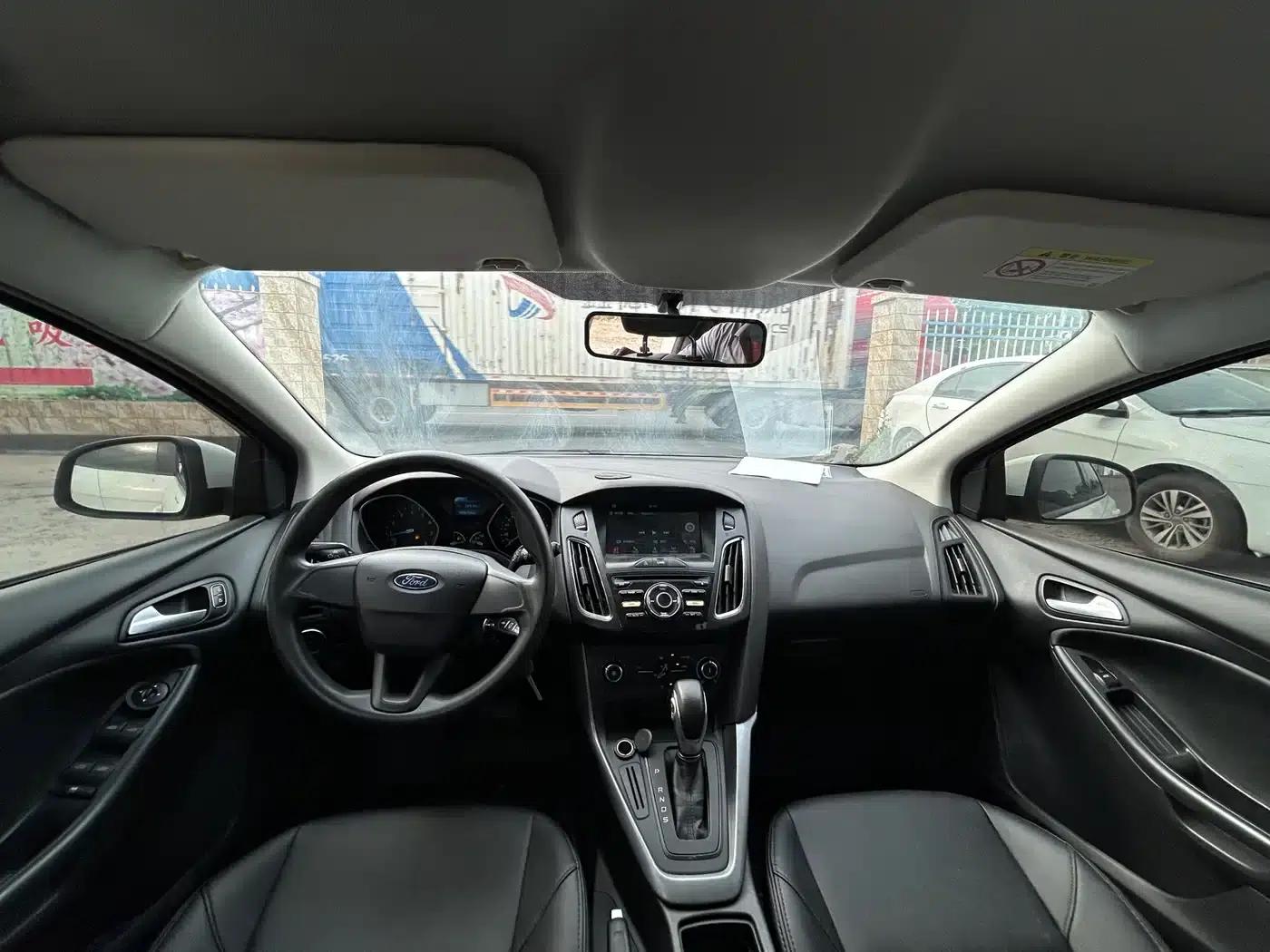 Ford Focus 2017 Hatchback 1.6L Automatic Comfort Smart Edition — миниатюра 5
