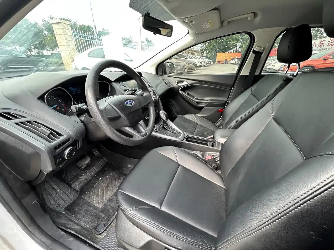 Ford Focus 2017 Hatchback 1.6L Automatic Comfort Smart Edition — миниатюра 6