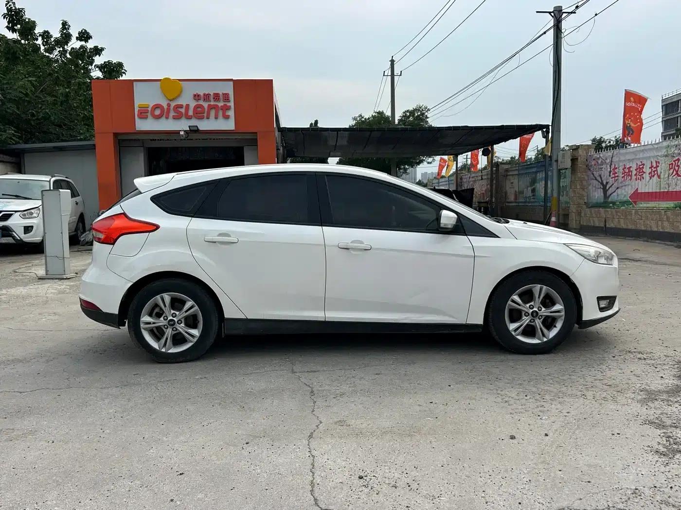 Ford Focus 2017 Hatchback 1.6L Automatic Comfort Smart Edition — миниатюра 7